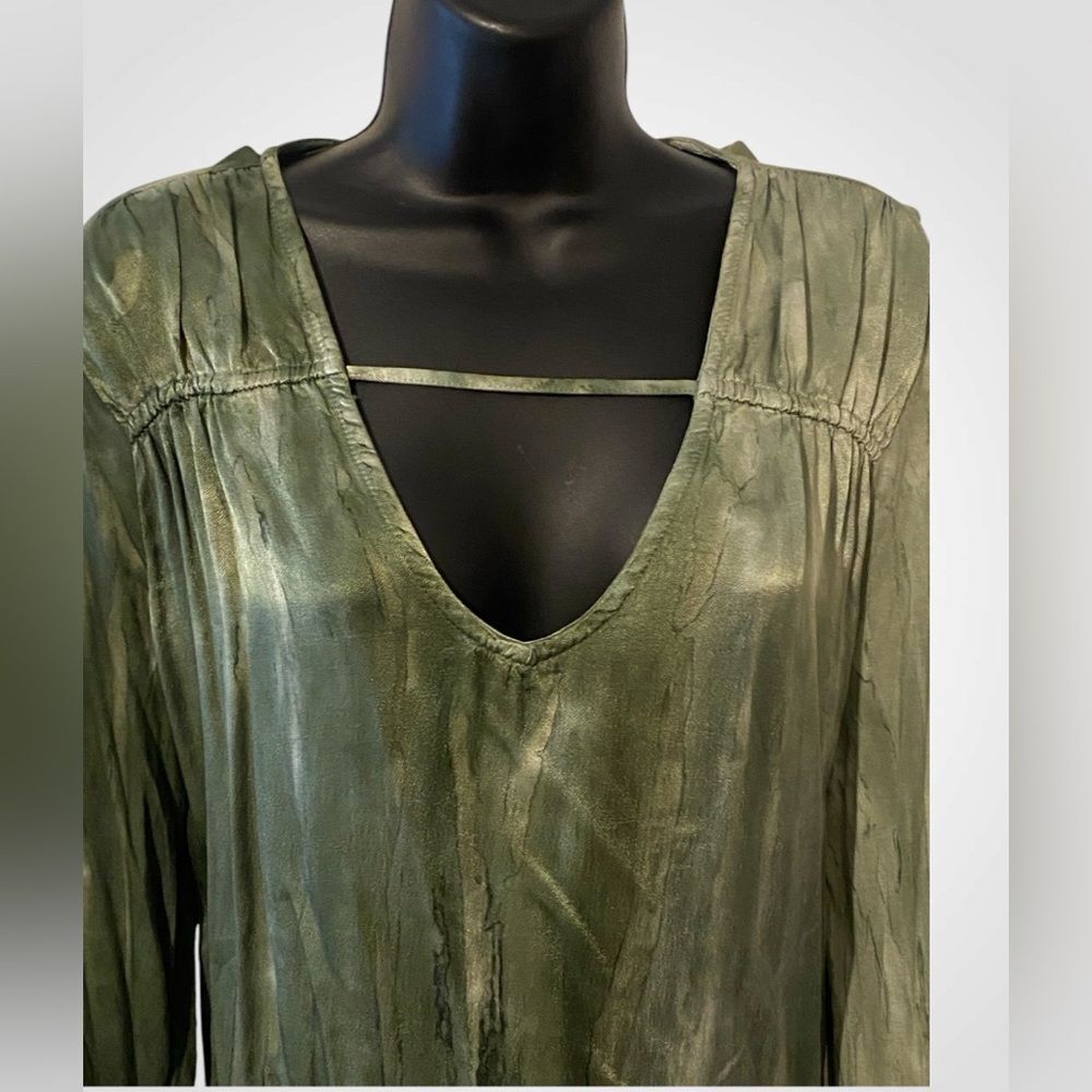 XCVI | women’s XCVI silky blouse green tie-dye v-neck high low hem NWOT size M - Picture 5 of 11